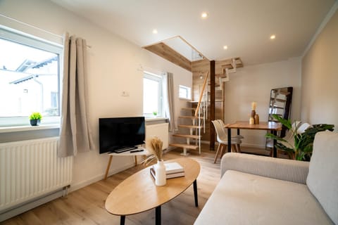 TV and multimedia, Living room, Seating area, Dining area, internet