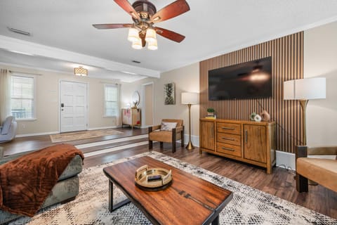 Communal lounge/ TV room, TV and multimedia, Living room, Seating area, Evening entertainment