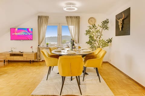 TV and multimedia, Living room, Seating area, Dining area, Evening entertainment, Mountain view