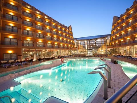 Pool view, Swimming pool, sunbed