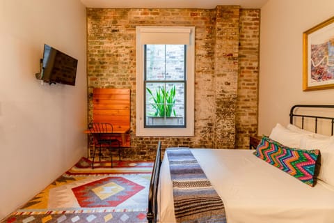 Bed, TV and multimedia, Seating area, Bedroom