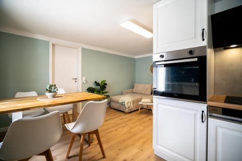 Kitchen or kitchenette, Living room, Seating area, Dining area, oven, pet friendly, stove