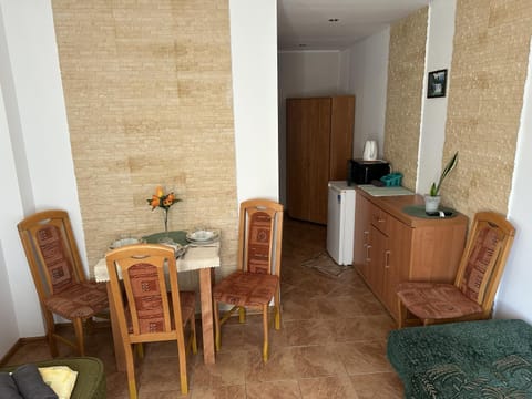 Kitchen or kitchenette, Seating area