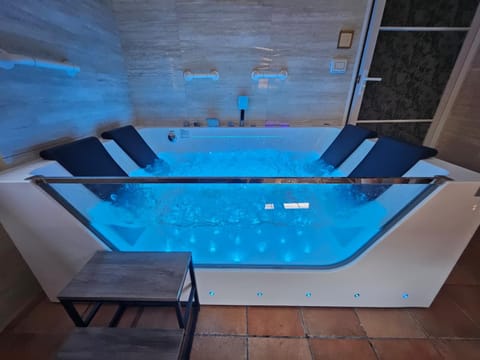 Hot Tub, Hot Tub, Decorative detail, Decorative detail, Pool view