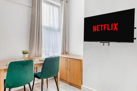 Communal lounge/ TV room, TV and multimedia, Living room, Seating area, Dining area, Evening entertainment
