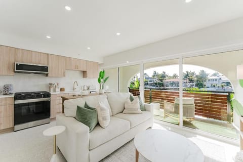 Balcony/Terrace, Kitchen or kitchenette, Seating area, Dining area, River view, stove