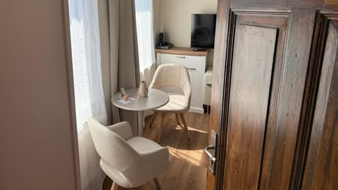 TV and multimedia, Seating area