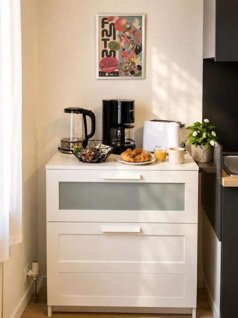 Coffee/tea facilities, Food and drinks, Food