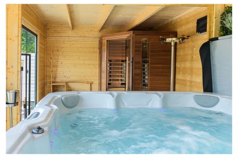 Hot Tub, Sauna
