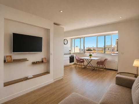TV and multimedia, Seating area, Dining area
