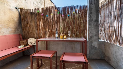 Patio, Day, Balcony/Terrace, Food and drinks, Dining area