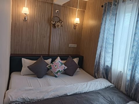 Toilet, Bed, Bathroom, TV and multimedia, Photo of the whole room, Mountain view, Street view, internet