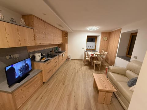 TV and multimedia, Coffee/tea facilities, Kitchen or kitchenette, Living room, Seating area, dishwasher, stove