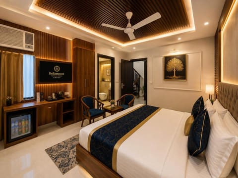 Property building, Communal lounge/ TV room, Bed, TV and multimedia, View (from property/room), Kitchen or kitchenette, Living room, Photo of the whole room, Seating area, Evening entertainment, Bedroom, fireplace, hair dresser, air conditioner