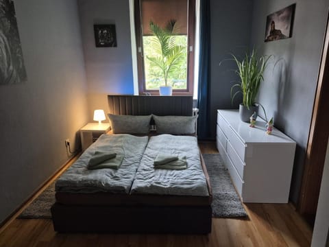 Bed, Bedroom, towels