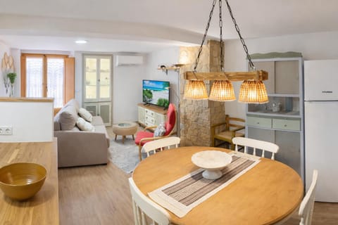 Kitchen or kitchenette, Dining area, kitchen