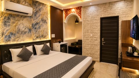 Bed, TV and multimedia, Photo of the whole room, Bedroom, fireplace, air conditioner