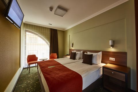 Photo of the whole room, Bedroom, Inner courtyard view