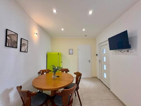 Facade/entrance, Dining area