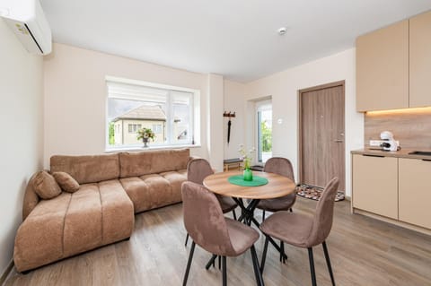 Coffee/tea facilities, Kitchen or kitchenette, Living room, Seating area, Dining area