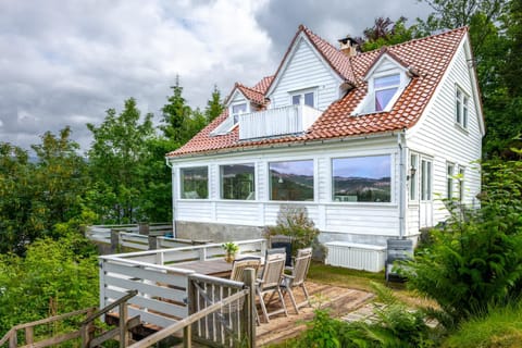 Property building, Patio, Garden, Dining area