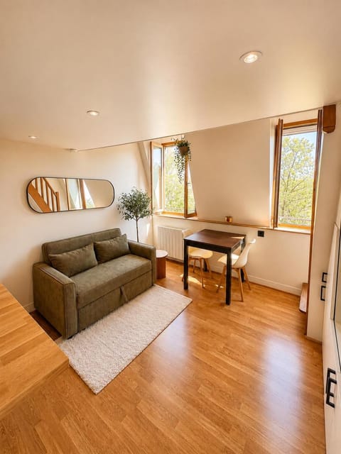 TV and multimedia, Living room, Seating area, Landmark view