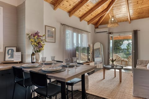 Balcony/Terrace, Living room, Decorative detail, Seating area, Dining area, Location