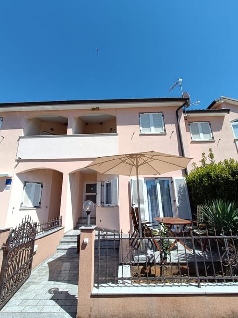 Property building, Patio, Facade/entrance