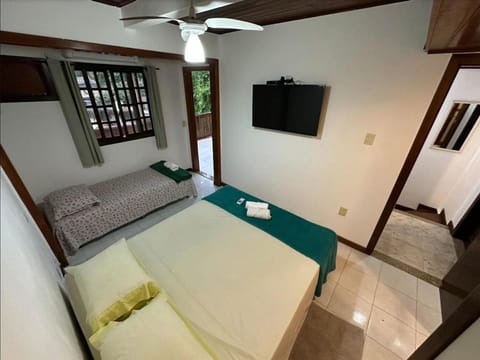 Bed, TV and multimedia, Photo of the whole room, Bedroom, towels