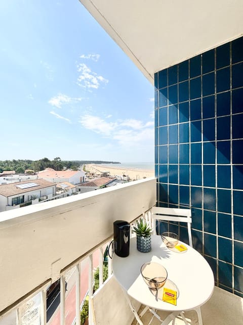 Patio, Day, View (from property/room), Balcony/Terrace, Food and drinks, Dining area, Food, Sea view, Drinks