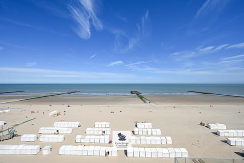 Restaurant/places to eat, Day, View (from property/room), Beach, Beach, Sea view, Street view, sunbed