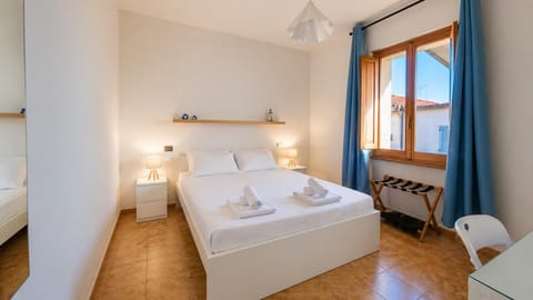Bed, Photo of the whole room, Bedroom, towels, air conditioner