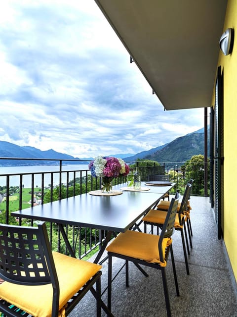 Natural landscape, View (from property/room), Balcony/Terrace, Balcony/Terrace, Dining area, Lake view, Mountain view