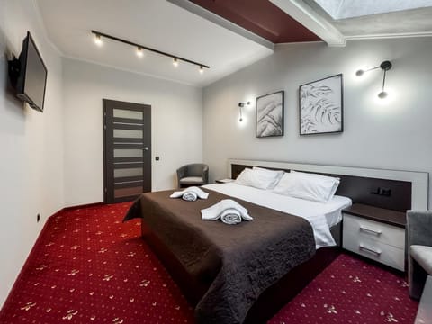 Bed, TV and multimedia, Photo of the whole room, Seating area, Bedroom