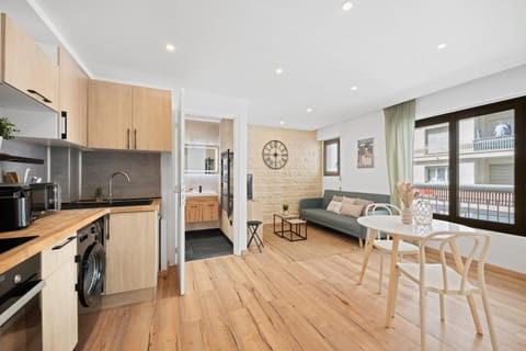 Kitchen or kitchenette, Living room, Seating area, Dining area, minibar, oven, stove, washing machine