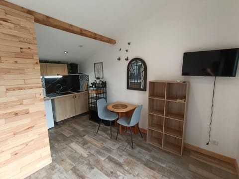 TV and multimedia, Kitchen or kitchenette, Dining area, stove