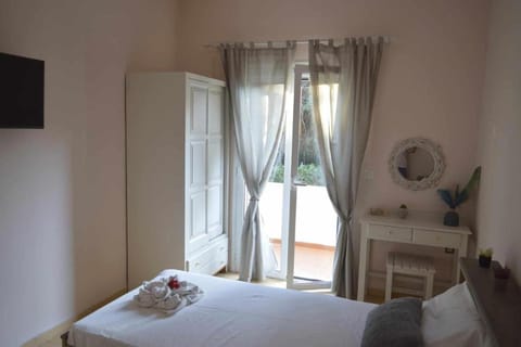 Bed, TV and multimedia, Photo of the whole room, Bedroom, towels