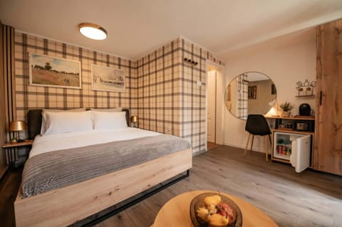 Bed, TV and multimedia, Kitchen or kitchenette, Photo of the whole room, Bedroom, hair dresser, wardrobe