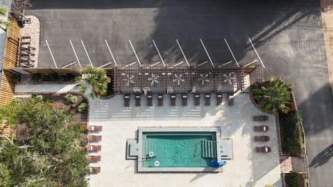 Swimming pool, Parking