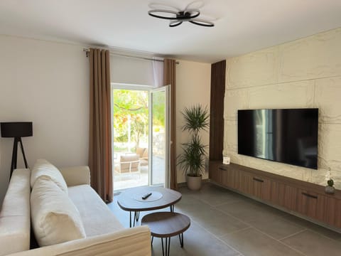 Communal lounge/ TV room, TV and multimedia, Living room, Seating area, Evening entertainment