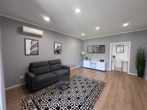 TV and multimedia, Living room, Seating area, air conditioner