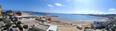 Restaurant/places to eat, Day, Neighbourhood, Natural landscape, Beach, Sea view