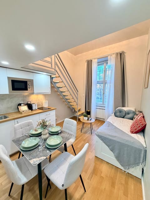 Bed, TV and multimedia, Kitchen or kitchenette, Living room, Photo of the whole room, Seating area, Dining area, Bedroom