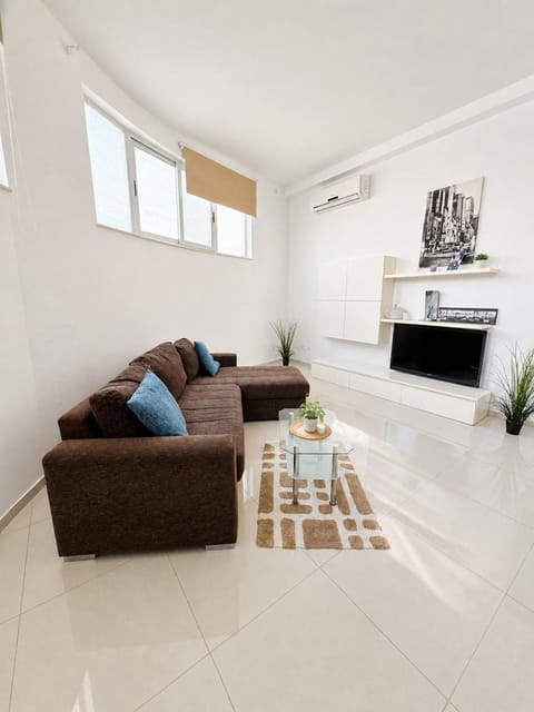 Property building, TV and multimedia, Living room, Seating area, air conditioner