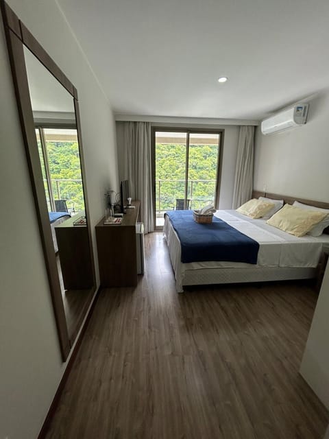 Bed, TV and multimedia, Photo of the whole room, Bedroom, towels