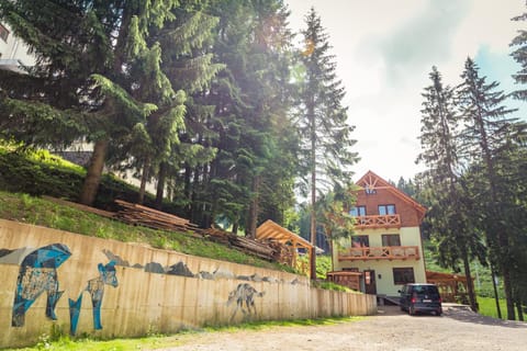 Property building, Facade/entrance, Day, Street view, Parking