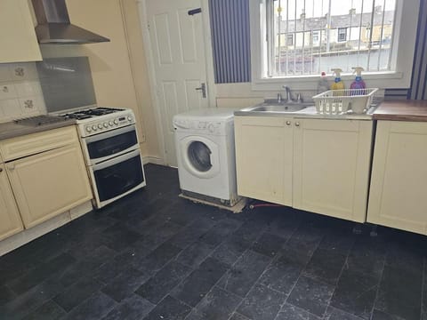 Kitchen or kitchenette, washing machine