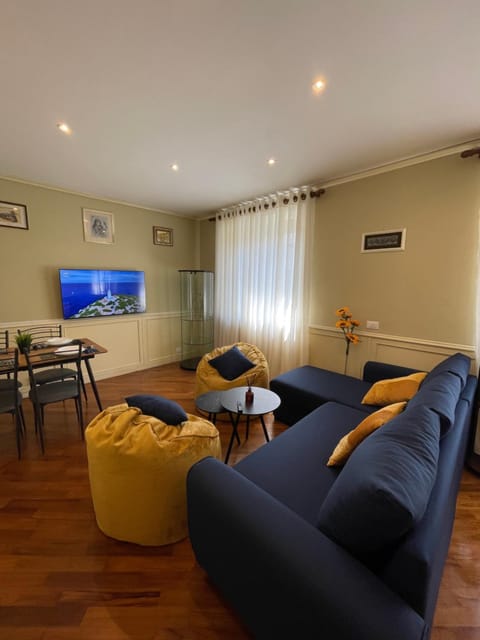 Communal lounge/ TV room, TV and multimedia, Living room, Seating area, Evening entertainment, air conditioner