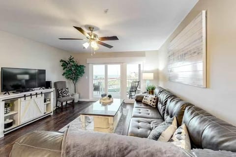 Communal lounge/ TV room, TV and multimedia, Living room, Seating area