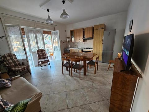 Communal lounge/ TV room, TV and multimedia, Kitchen or kitchenette, Kitchen or kitchenette, Living room, Dining area, oven